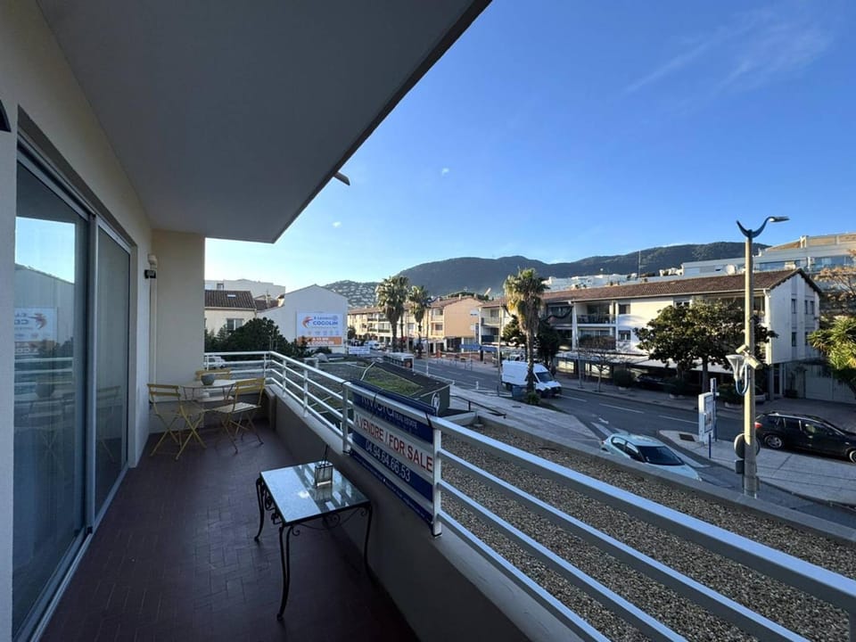 T2 climatisé, parking privé, proche plage - FR-1-100-366 Apartment in Cavalaire-sur-Mer