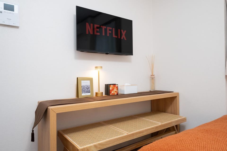 Bed, TV and multimedia, Evening entertainment, Bedroom