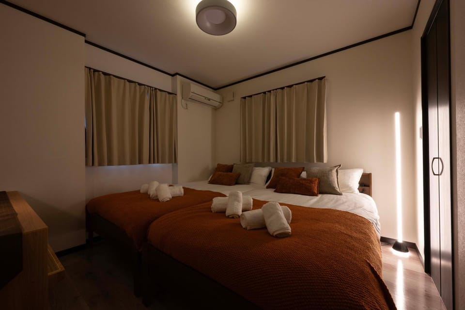Bed, Bedroom, towels