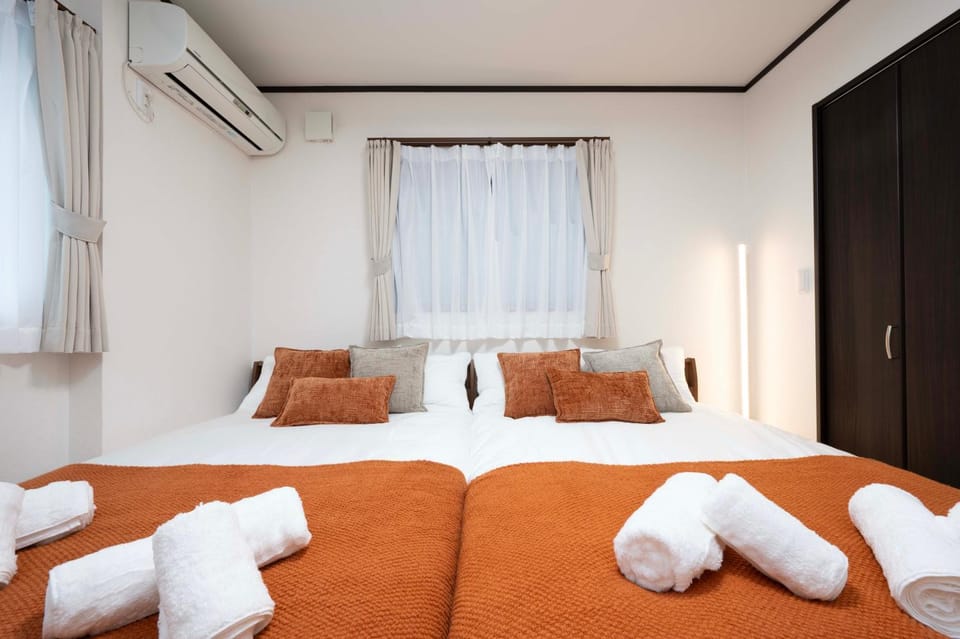 Bed, Bedroom, internet, towels, air conditioner