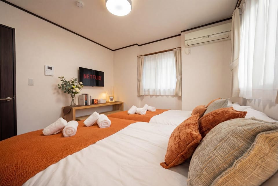 Bed, TV and multimedia, Bedroom, towels, air conditioner