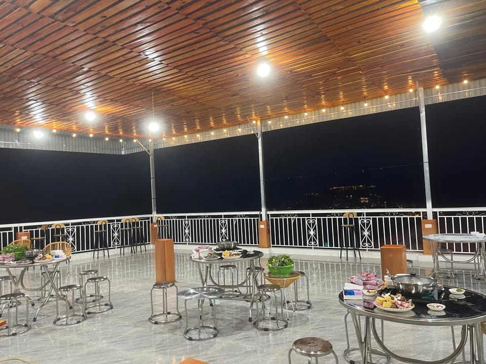 Restaurant/places to eat, Night, Food and drinks, Food