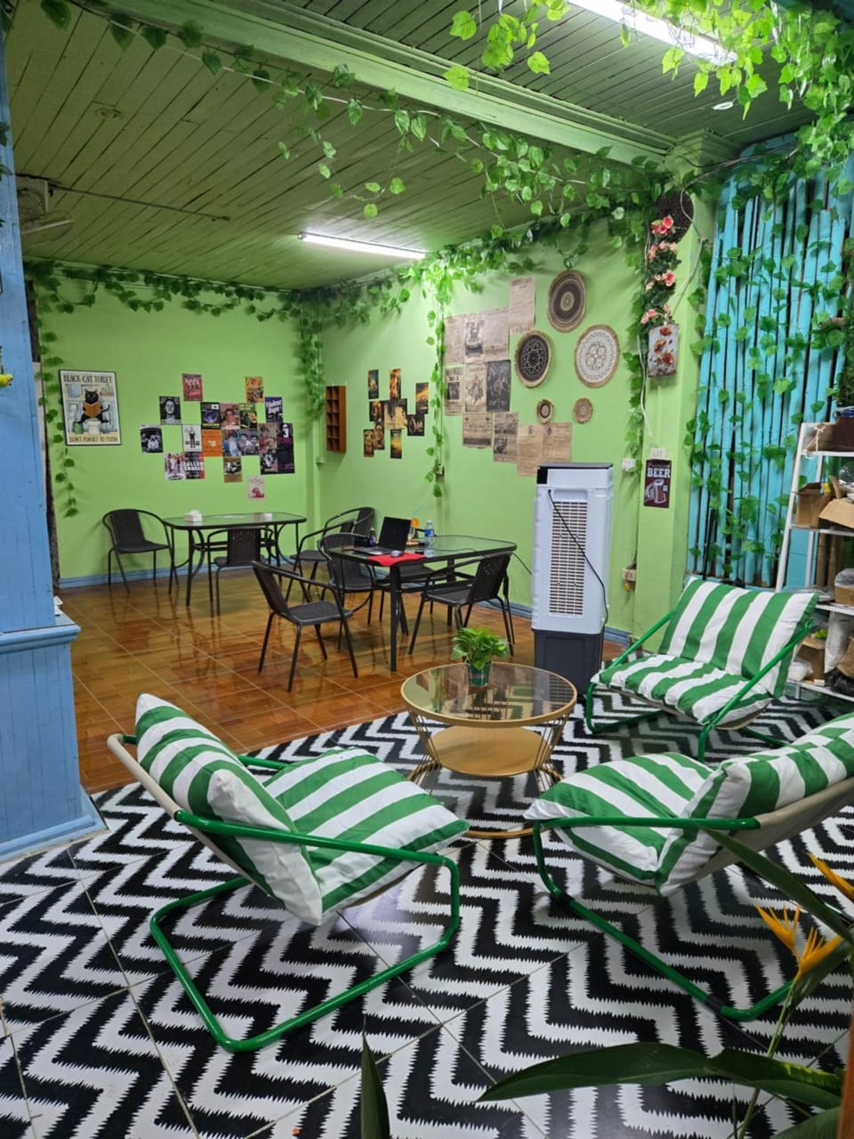 Restaurant/places to eat, Living room, Banquet/Function facilities, Seating area