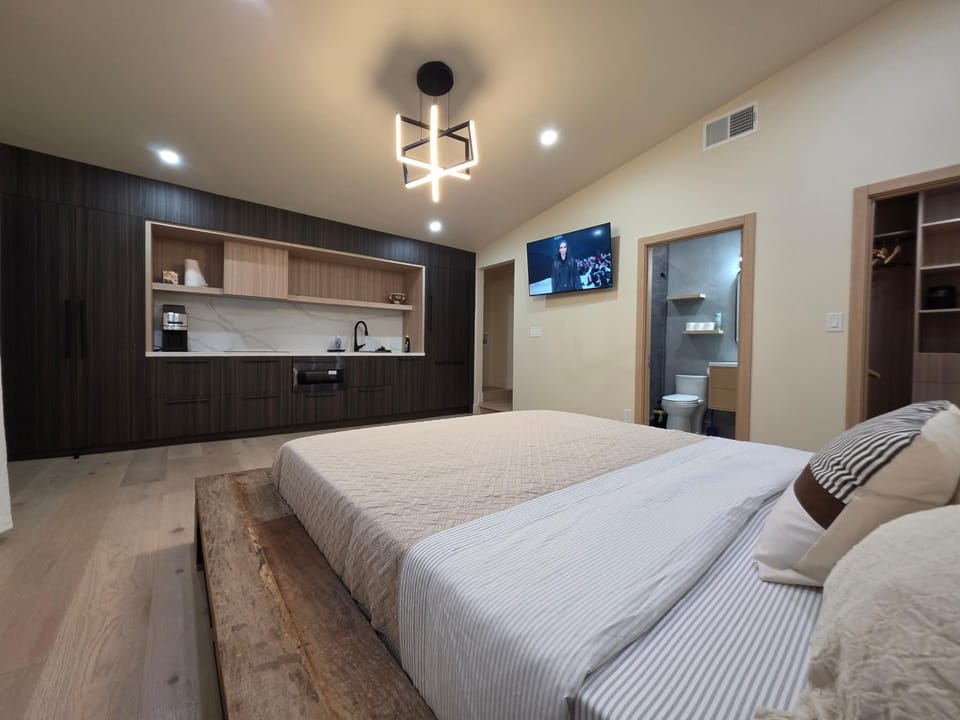 Private Studio City Suite Walk to Universal-15 min Bed and Breakfast in Studio City