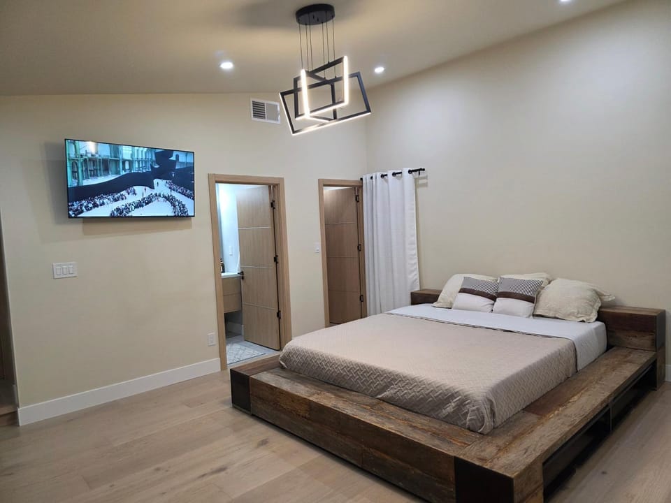 Private Studio City Suite Walk to Universal-15 min Bed and Breakfast in Studio City