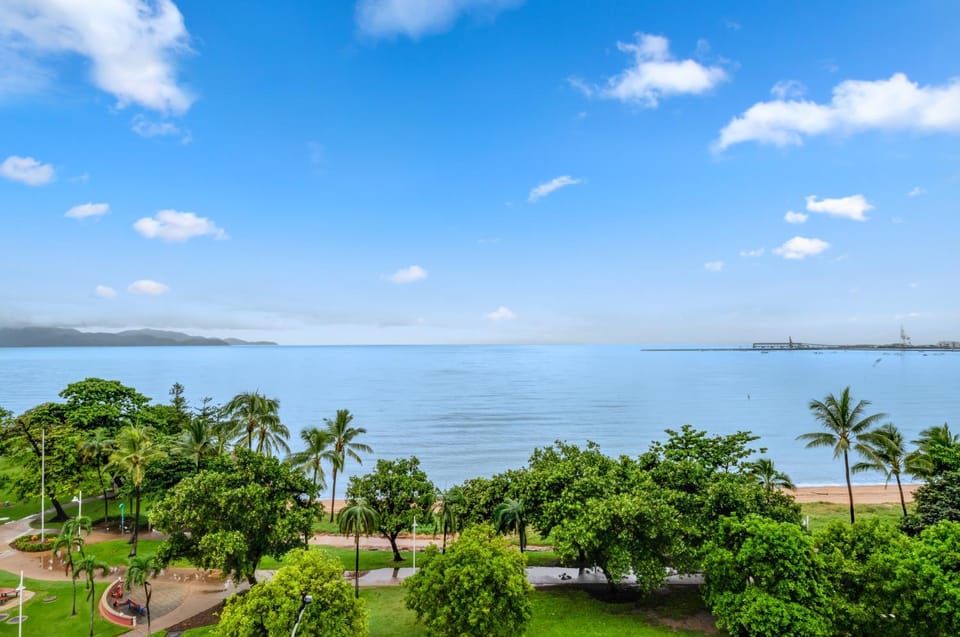 Oceanfront Strand Escape & Stunning views & Pool Apartment in Queensland
