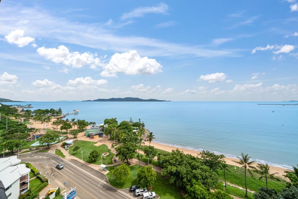 Oceanfront Strand Escape & Stunning views & Pool Apartment in Queensland