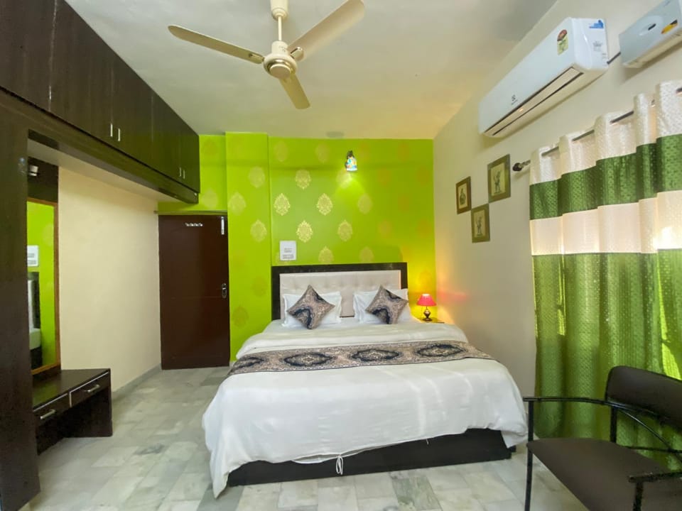 Bed, TV and multimedia, Bedroom, wardrobe, air conditioner