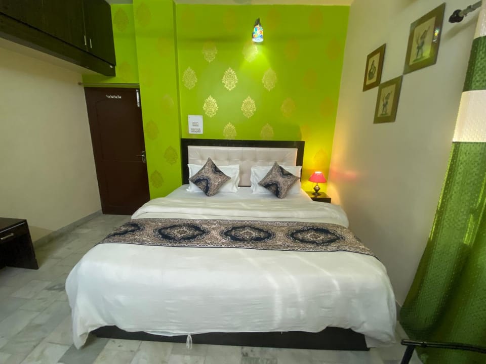 Bed, TV and multimedia, Bedroom, wardrobe, air conditioner