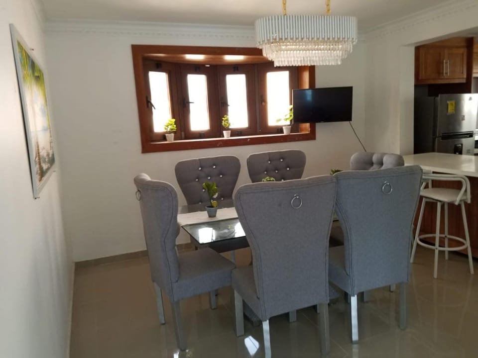 Communal lounge/ TV room, TV and multimedia, Living room, Decorative detail, Dining area
