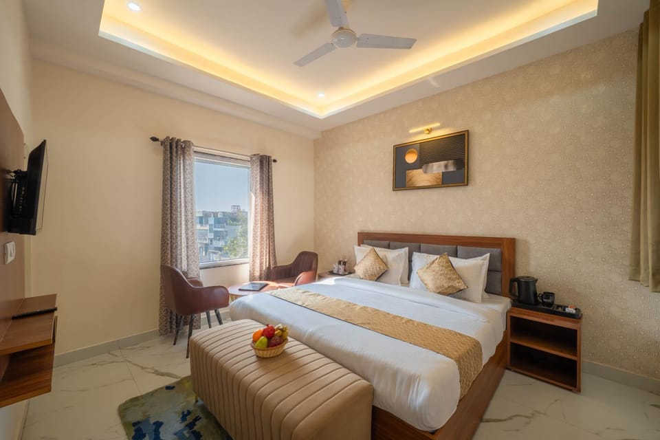 Bed, TV and multimedia, Bedroom, City view