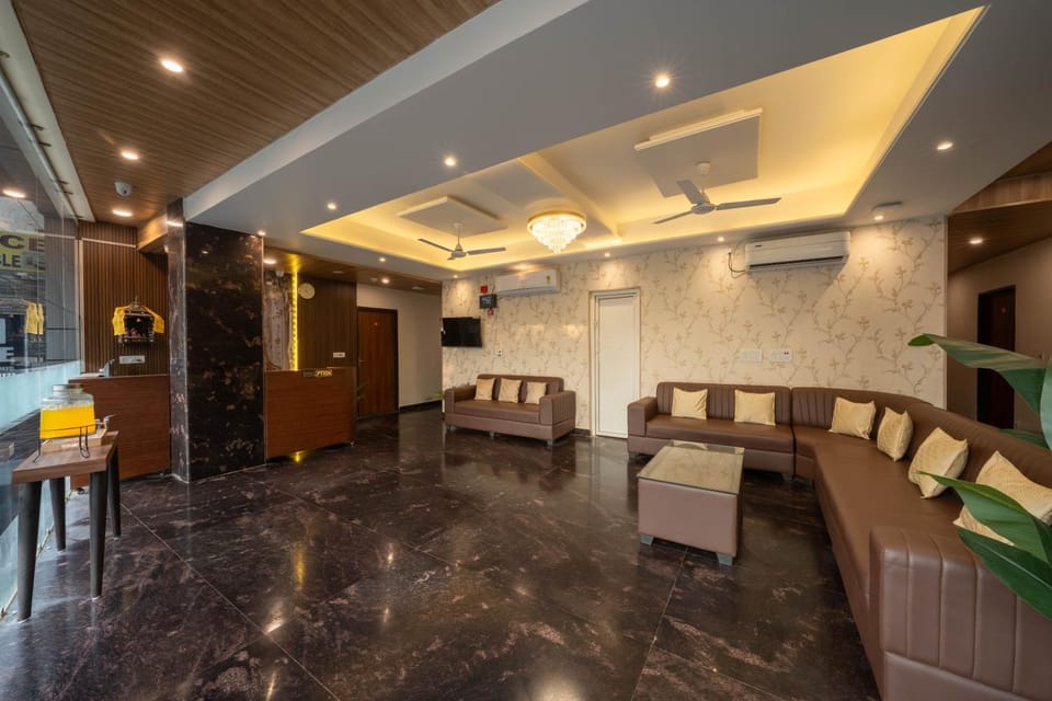 TV and multimedia, Lobby or reception, Seating area, air conditioner