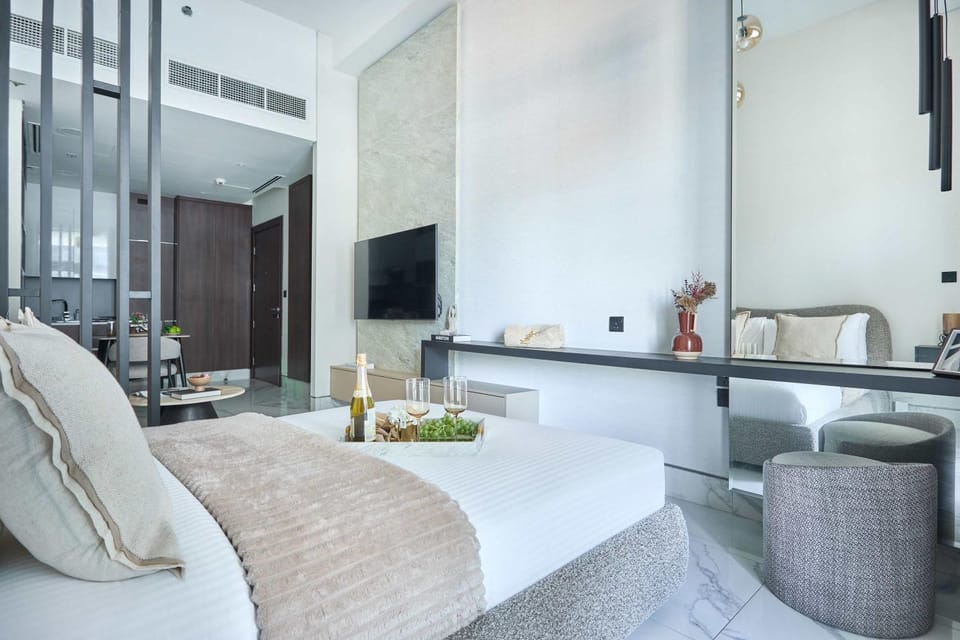 Bed, TV and multimedia, Living room, Seating area