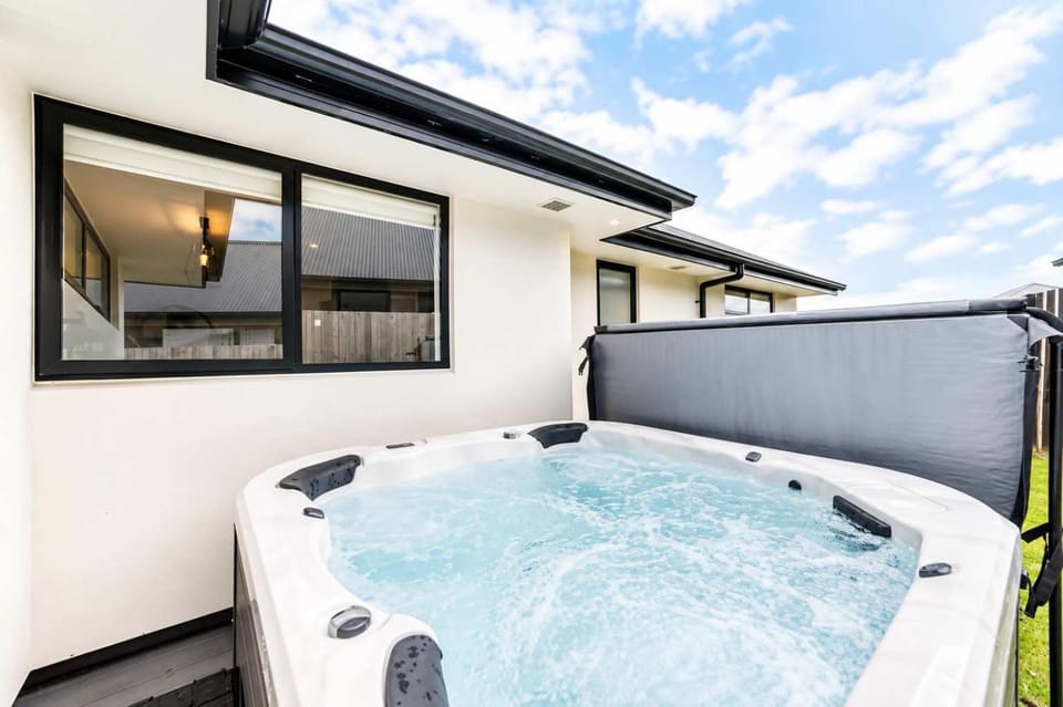 Family Retreat with Spa Games and Sunshine House in Christchurch