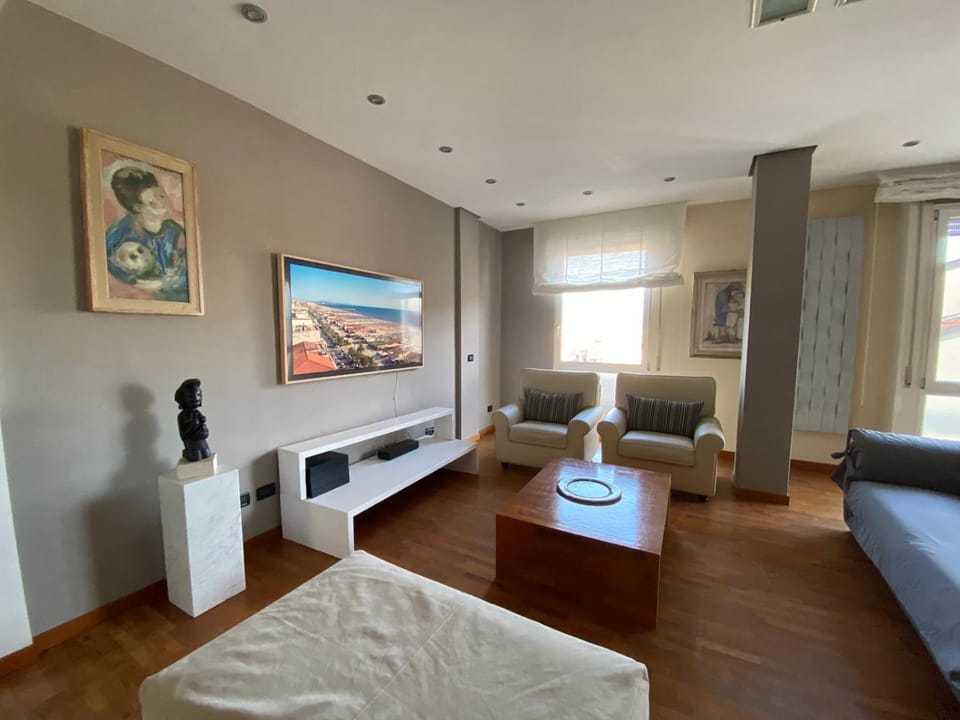 Communal lounge/ TV room, TV and multimedia, Living room, Seating area, Evening entertainment