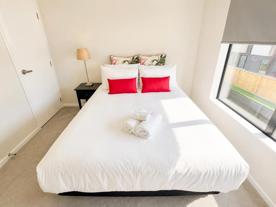 Brand New Elegant 4BR Retreat Home w Backyard House in Auckland