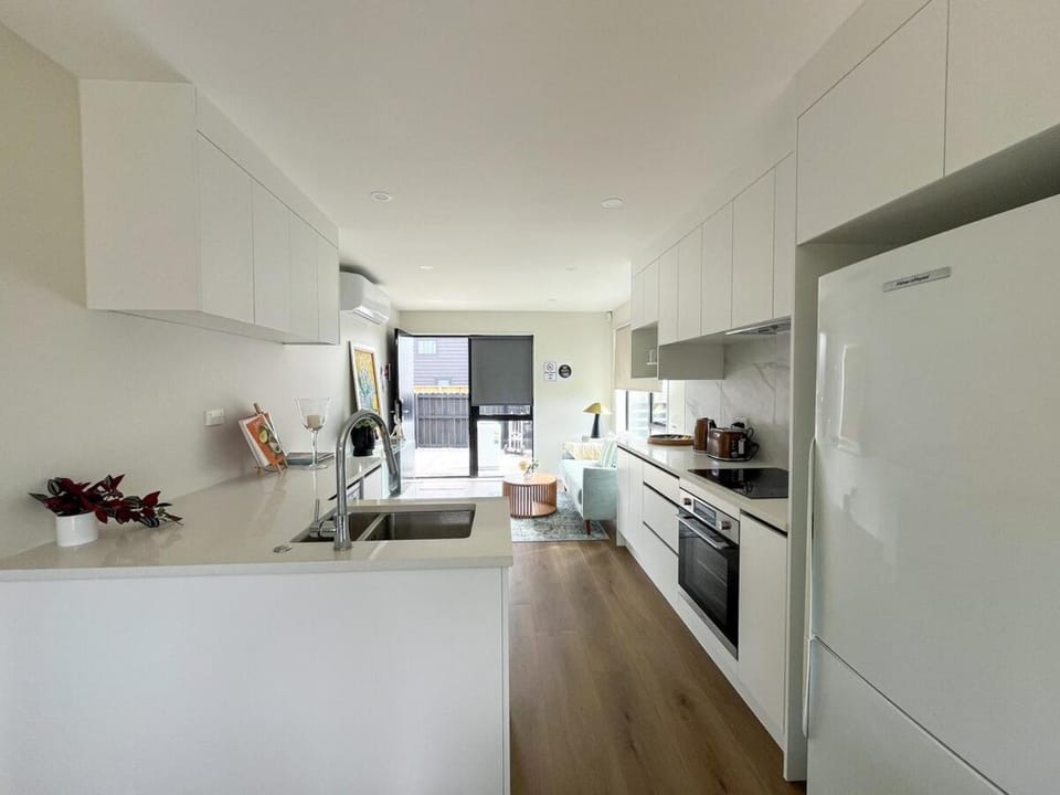 Brand New Elegant 4BR Retreat Home w Backyard House in Auckland