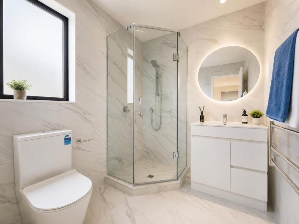 Brand New Elegant 4BR Retreat Home w Backyard House in Auckland