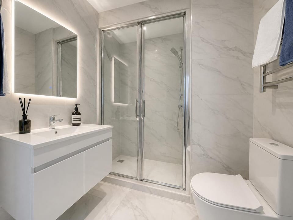 Brand New Elegant 4BR Retreat Home w Backyard House in Auckland