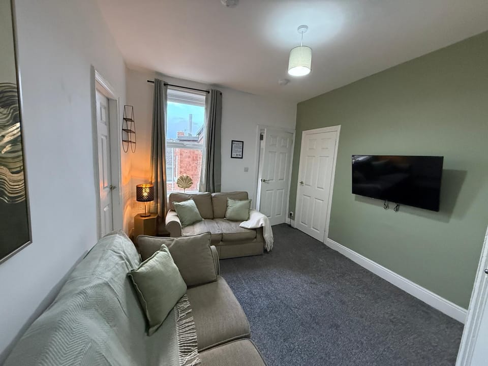 TV and multimedia, Living room, Seating area, Evening entertainment