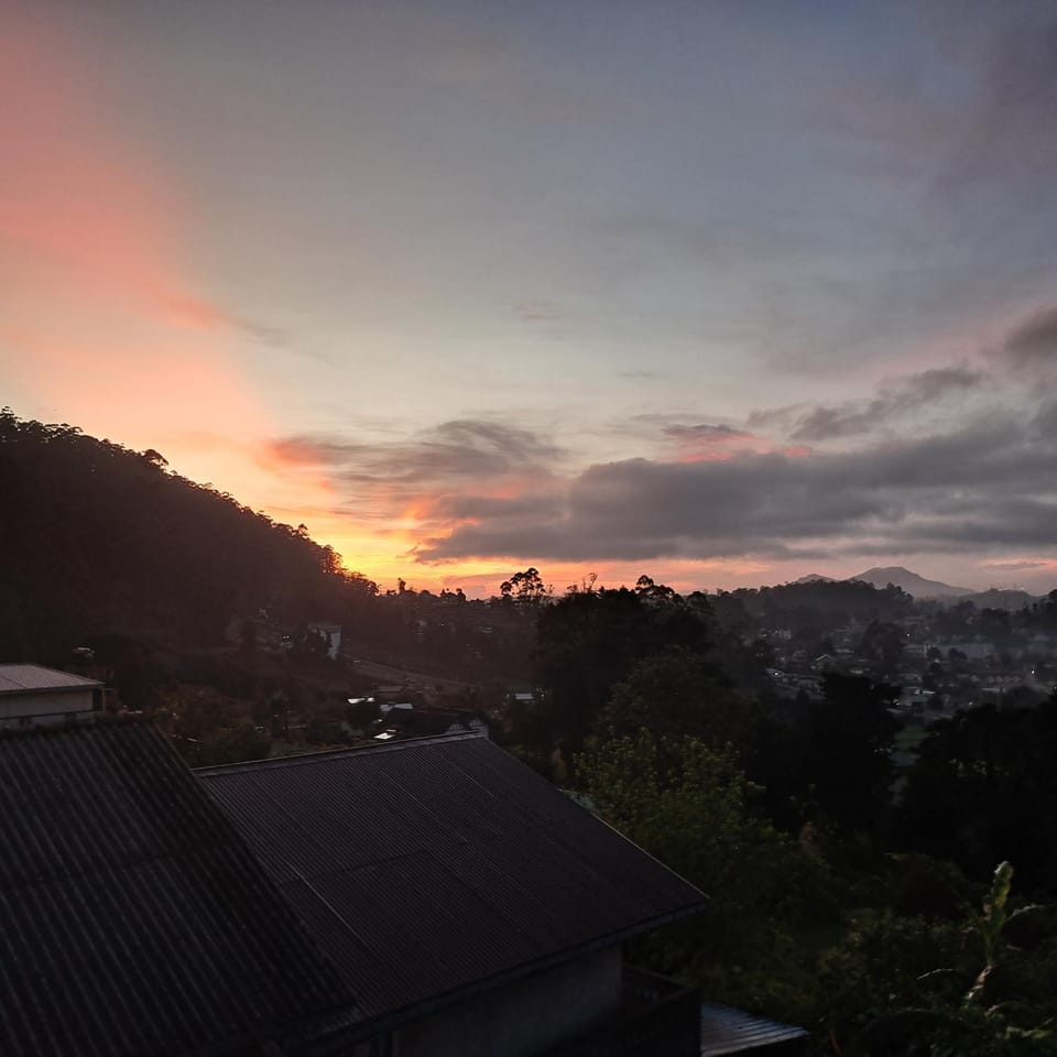 Redwood inn homestay Bed and Breakfast in Nuwara Eliya