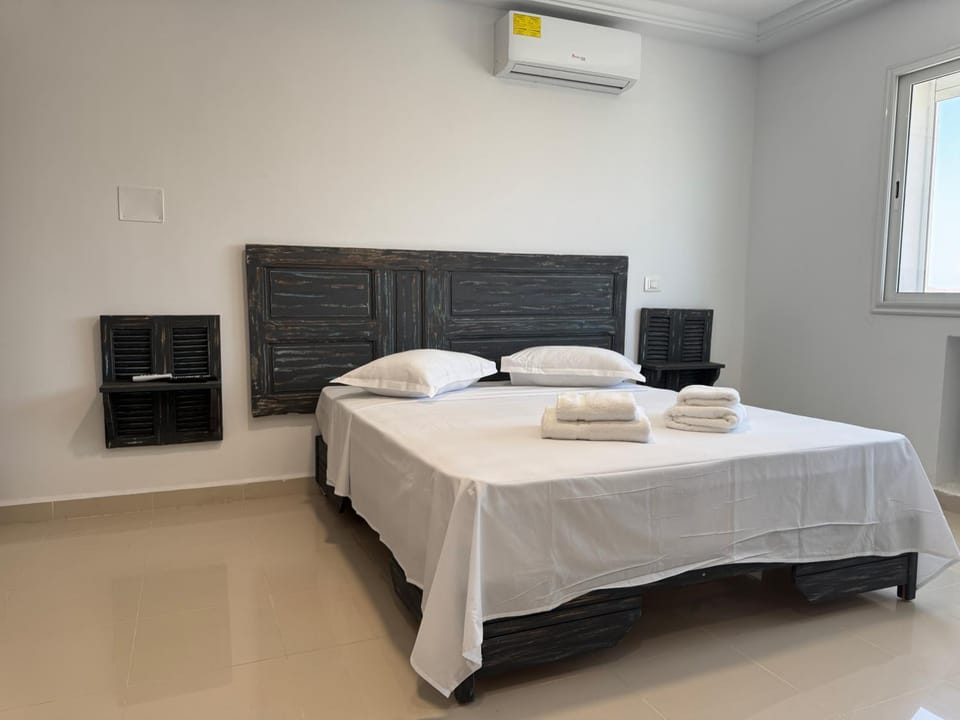 Bed, towels, air conditioner