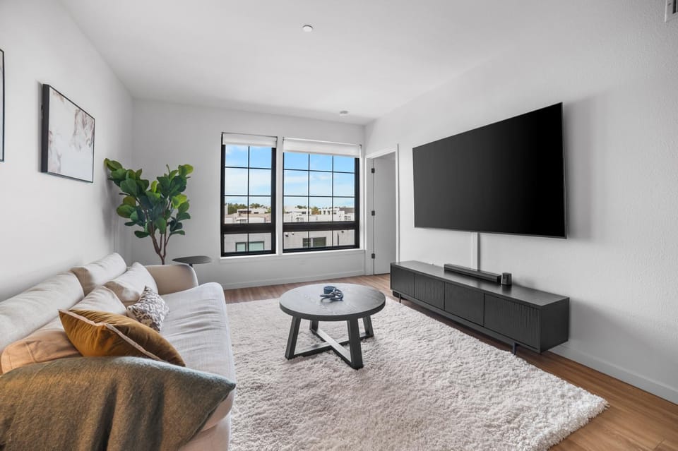 Modern Riverfront Loft Proximity to Downtown Apartment in West Sacramento