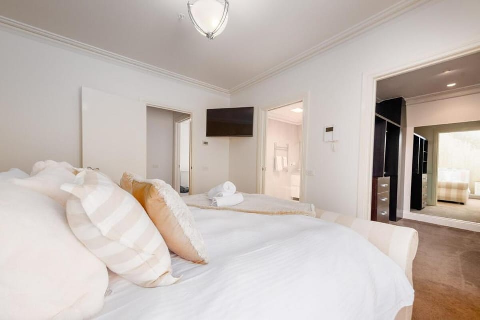 Bed, TV and multimedia, Bedroom, towels, wardrobe