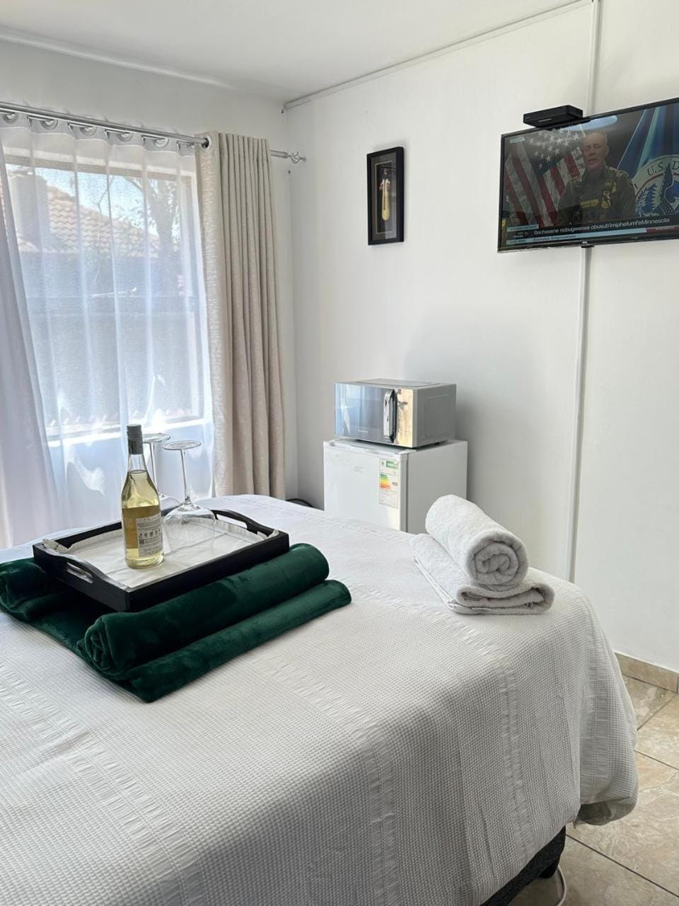 Bed, TV and multimedia, Photo of the whole room, Bedroom, towels
