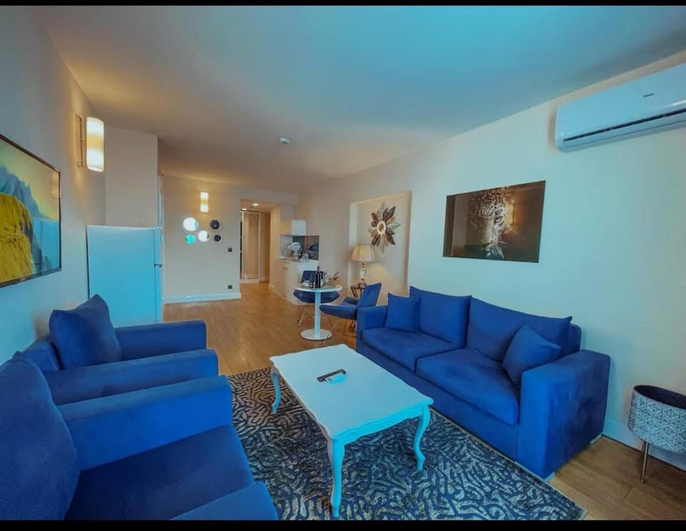 TV and multimedia, Living room, Seating area, air conditioner
