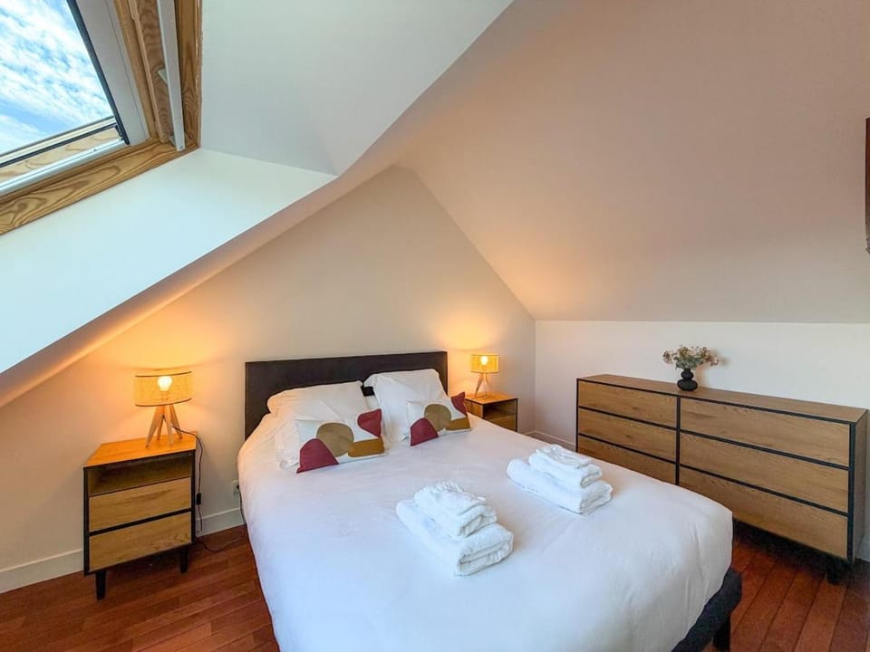 Bed, Photo of the whole room, Bedroom, towels