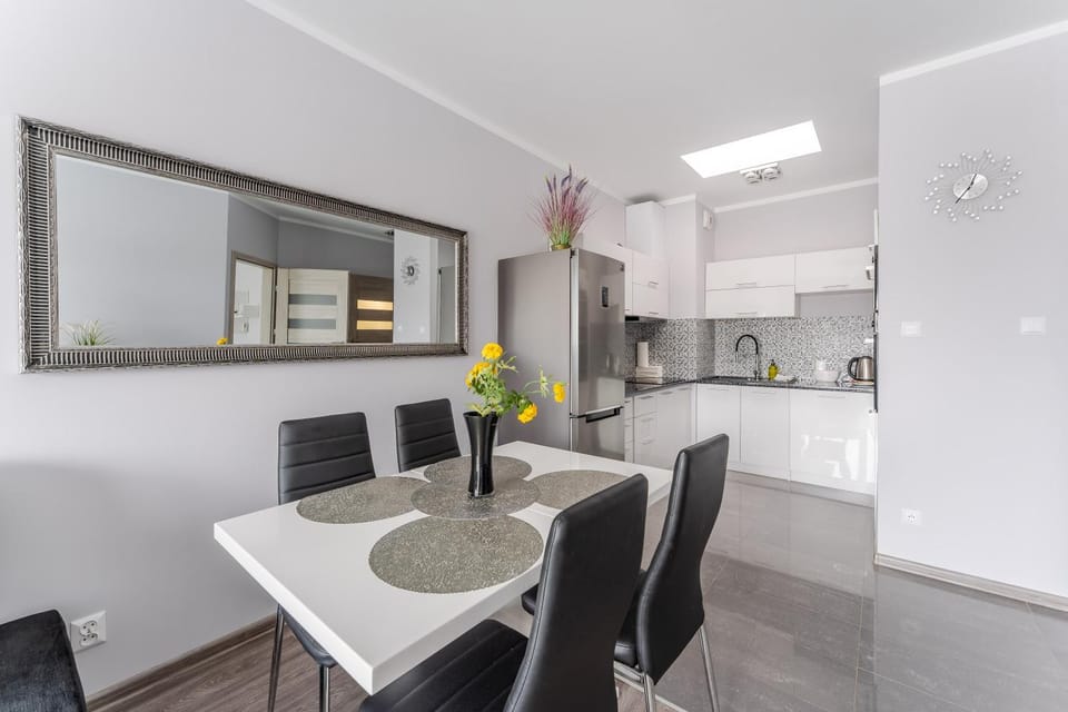 Kitchen or kitchenette, Dining area, microwave, oven, stove