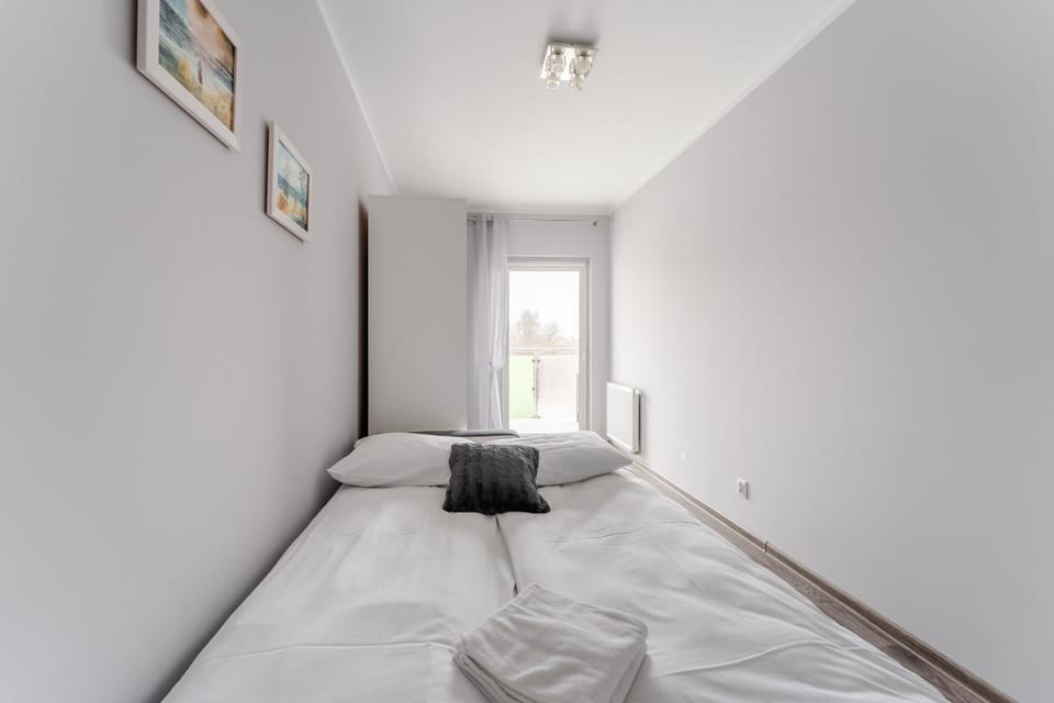 Bedroom, towels, wardrobe
