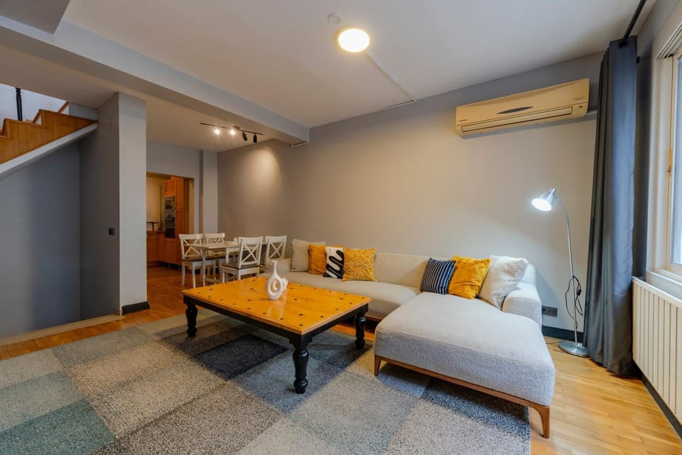 Central 4-Bedroom House with Private Terrace and 2 Bathrooms Apartment in Istanbul