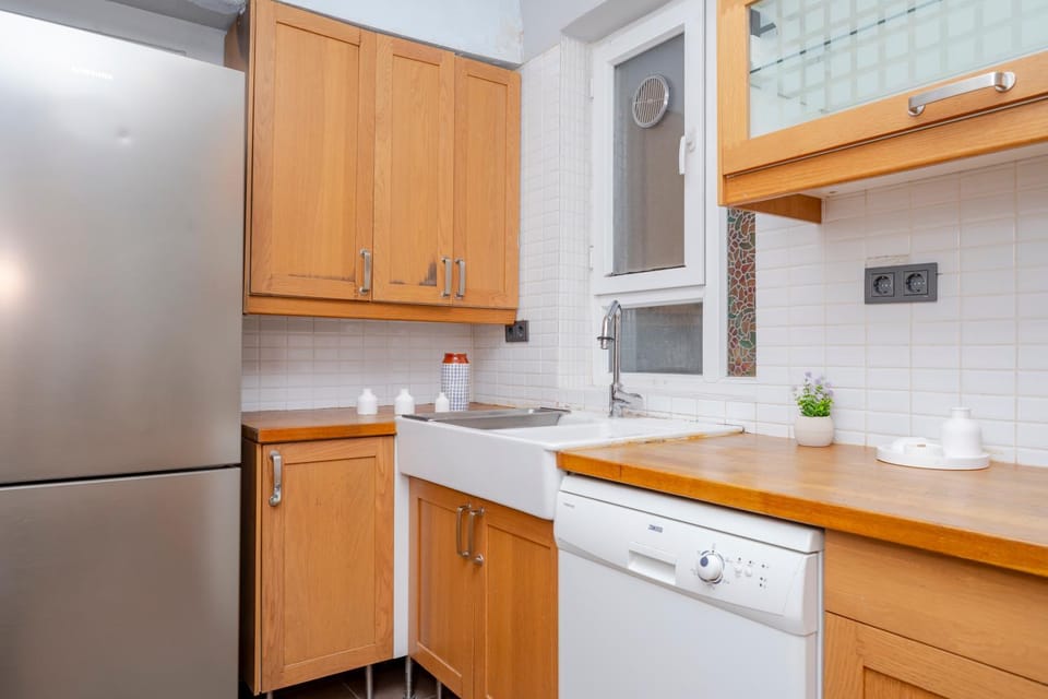 Central 4-Bedroom House with Private Terrace and 2 Bathrooms Apartment in Istanbul