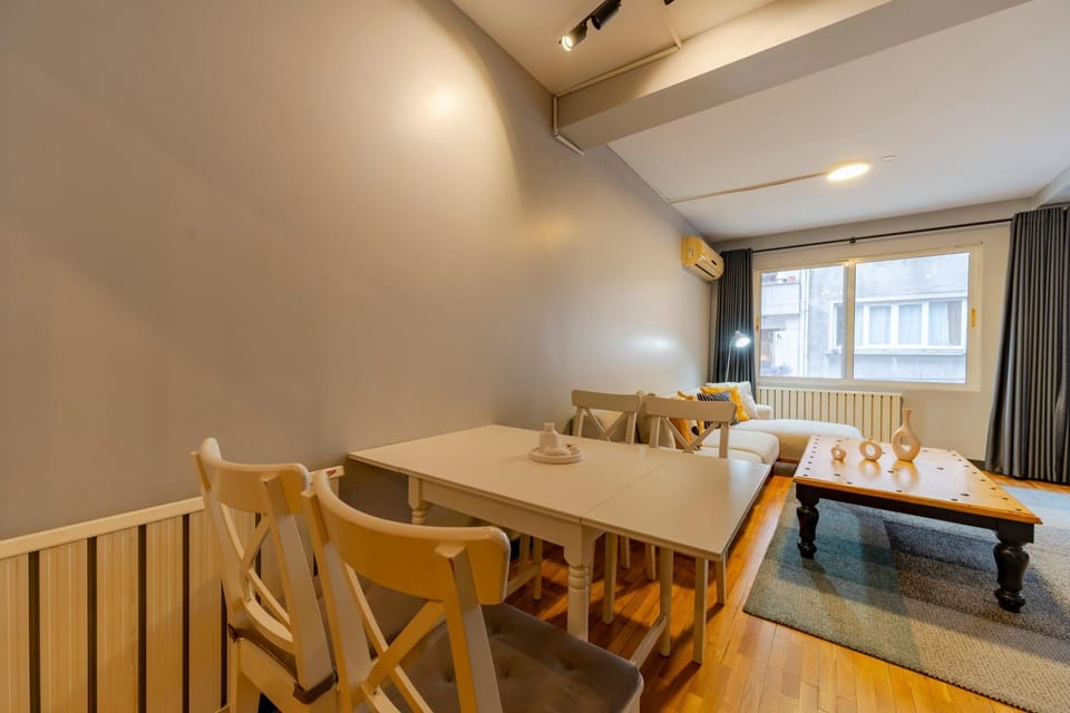 Central 4-Bedroom House with Private Terrace and 2 Bathrooms Apartment in Istanbul