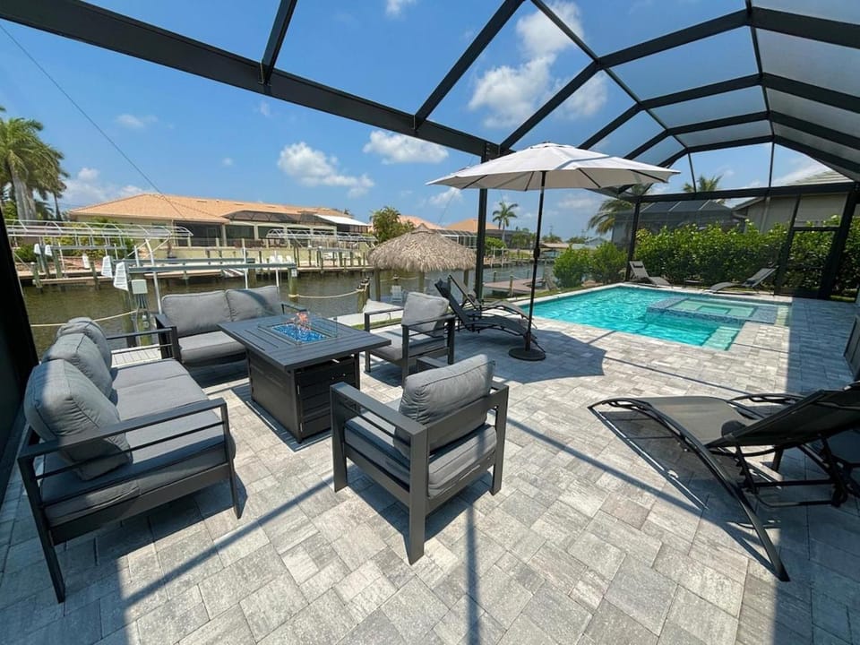 CoralVilla Escape - modern villa with pool, spa, canoes and boat dock House in Cape Coral