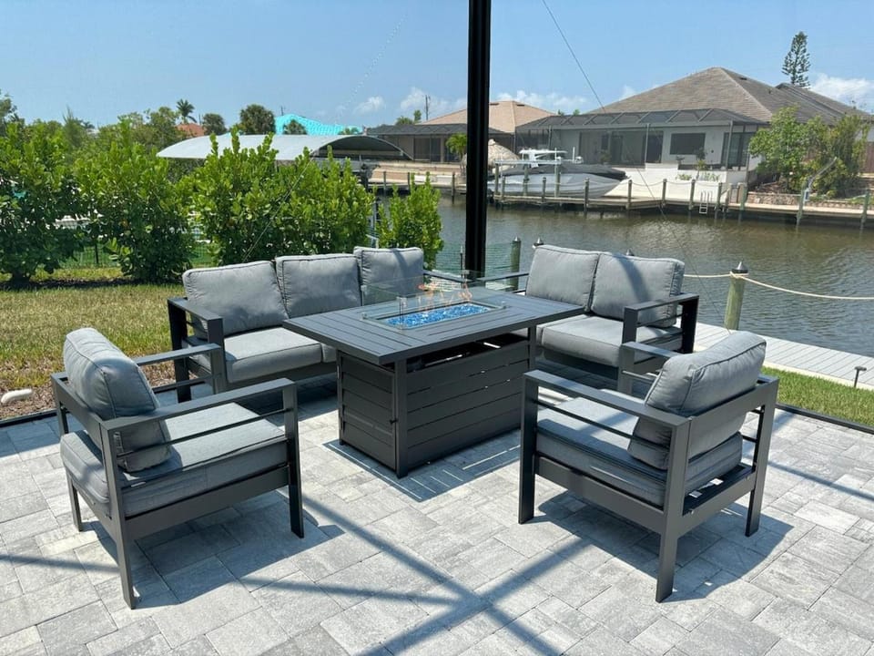 CoralVilla Escape - modern villa with pool, spa, canoes and boat dock House in Cape Coral