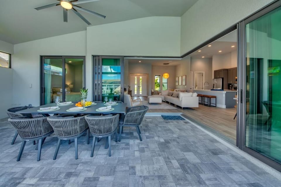 CoralVilla Escape - modern villa with pool, spa, canoes and boat dock House in Cape Coral