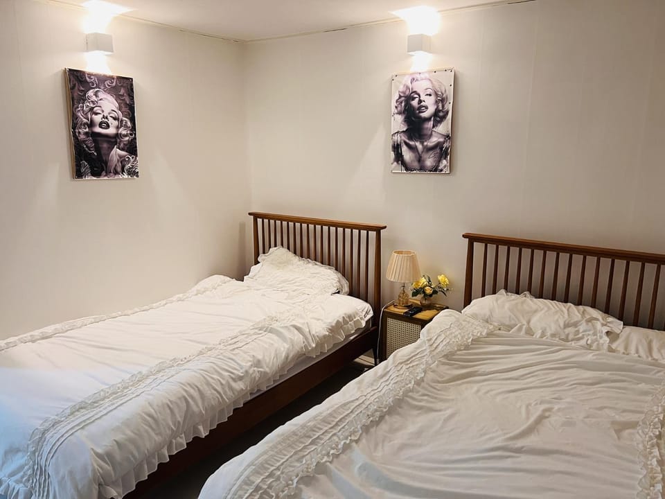 Bed, Bedroom, Area and facilities