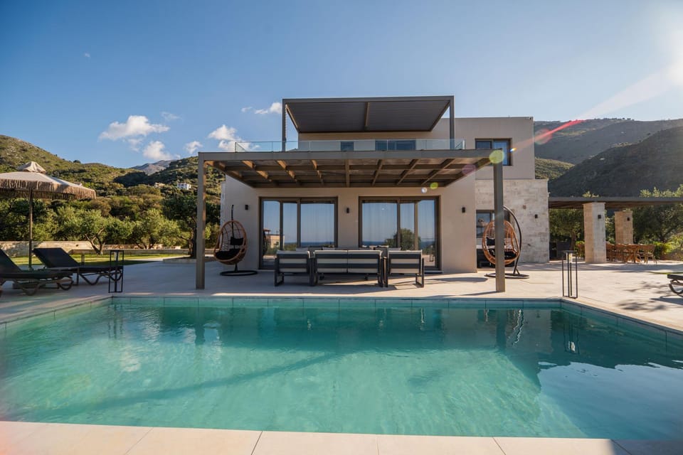 Property building, Mountain view, Pool view, Swimming pool, sunbed