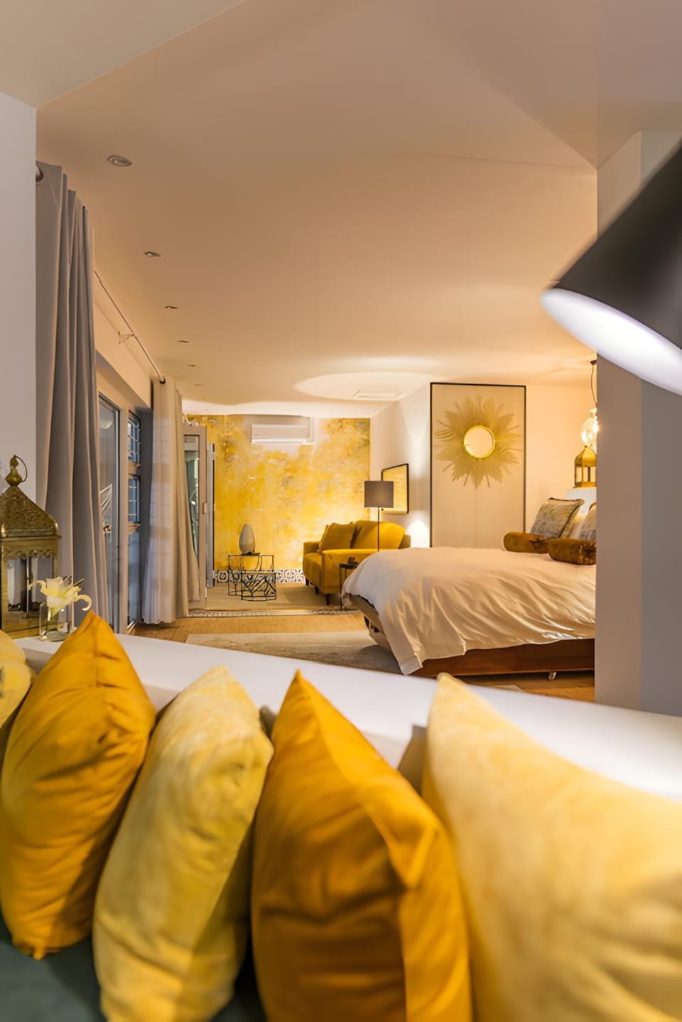Bed, TV and multimedia, Living room, Photo of the whole room, Seating area, Bedroom