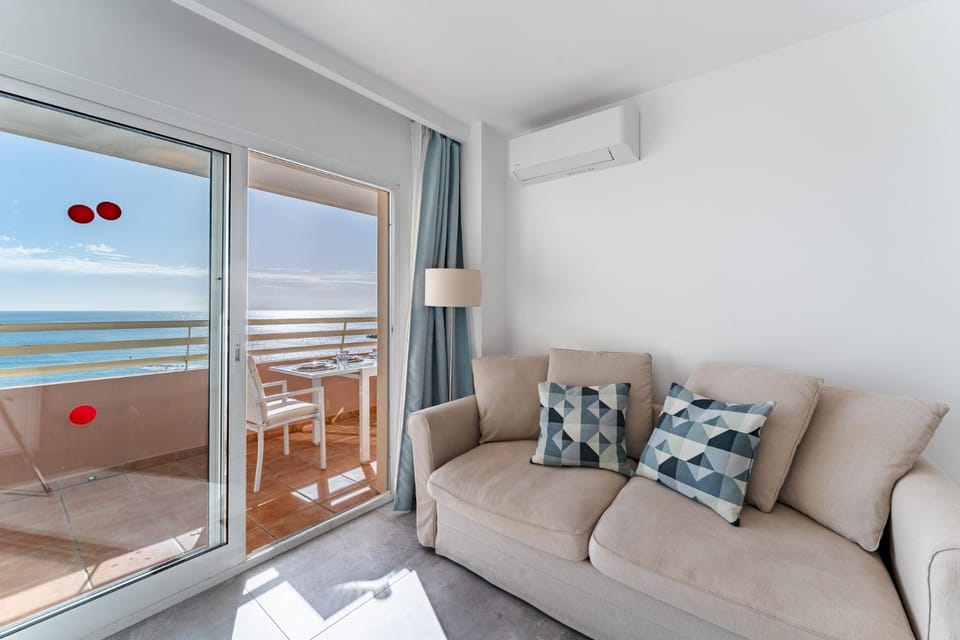 Natural landscape, View (from property/room), Balcony/Terrace, Living room, Dining area, Sea view, air conditioner