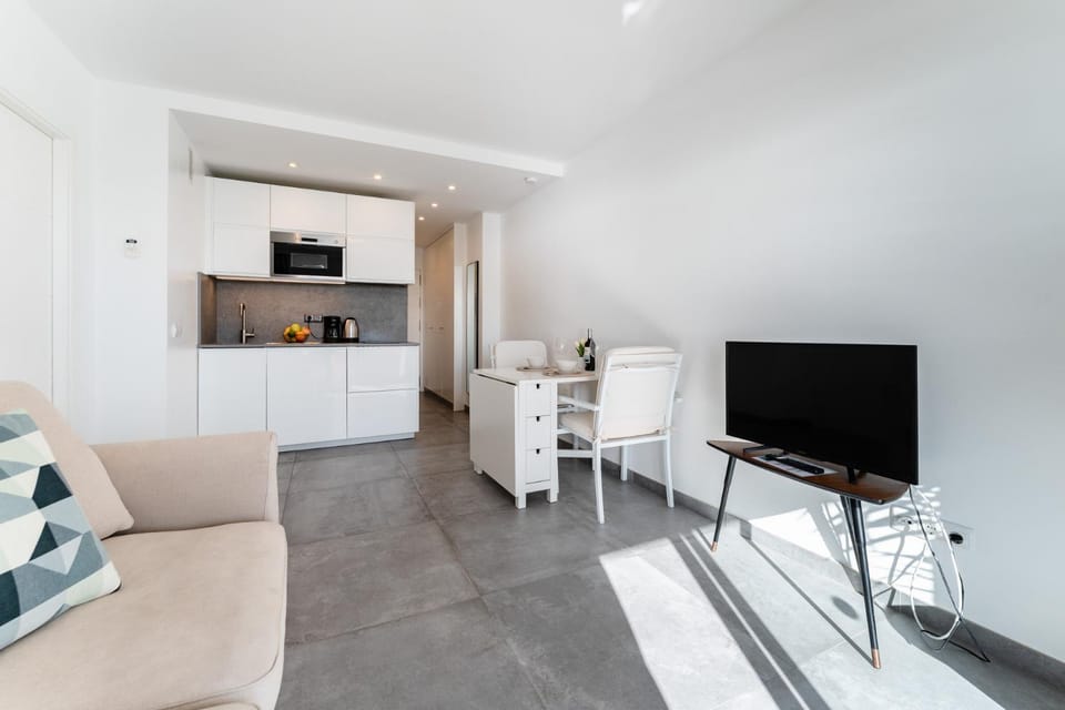 TV and multimedia, Kitchen or kitchenette, Living room, Dining area, microwave