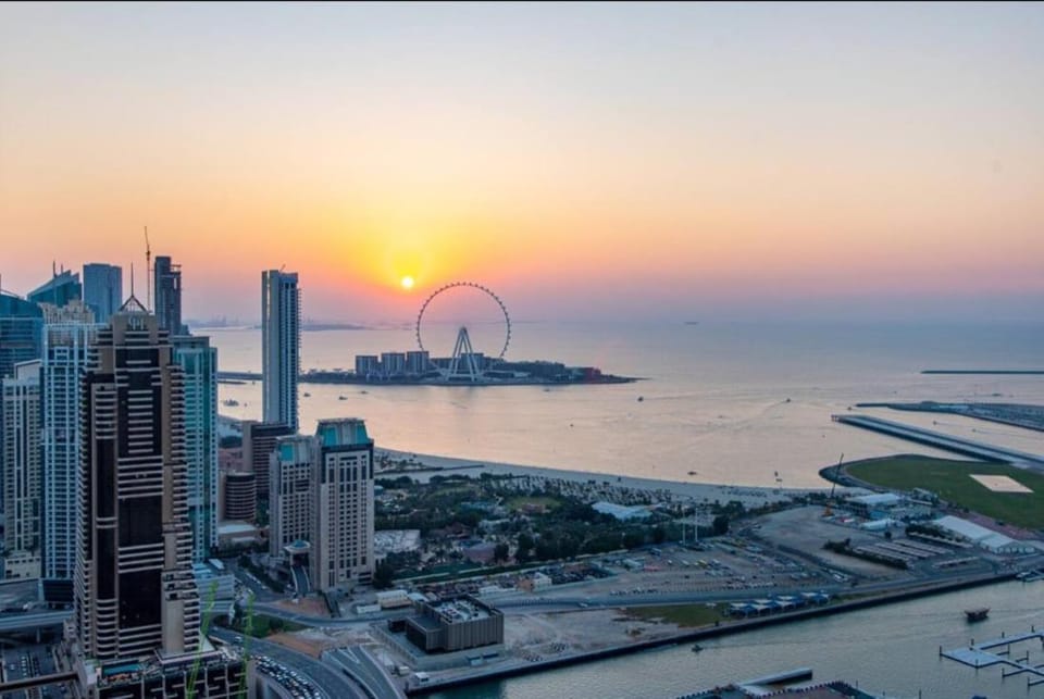 Free housekeeping visits during your stay - StayShort - Scenic 2BR Apartment in Dubai Marina Near the Beach Apartment in Dubai