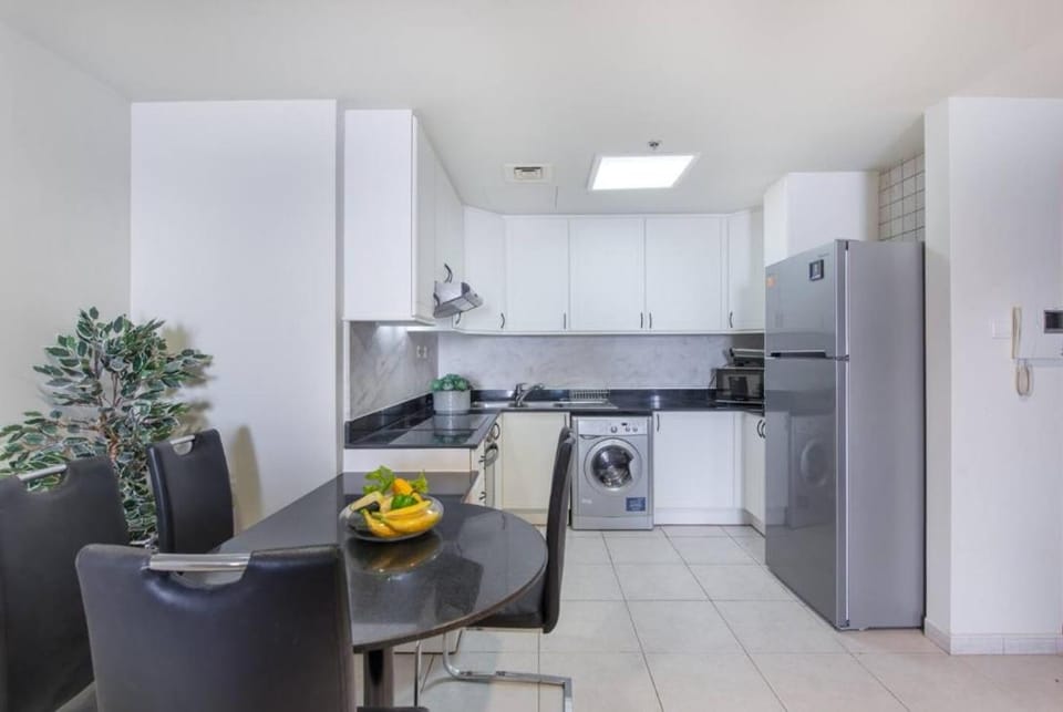Free housekeeping visits during your stay - StayShort - Scenic 2BR Apartment in Dubai Marina Near the Beach Apartment in Dubai