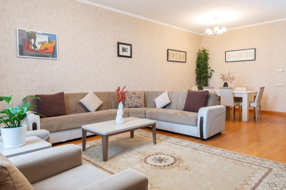 Izmir Premium Plaza Apartment in Baku
