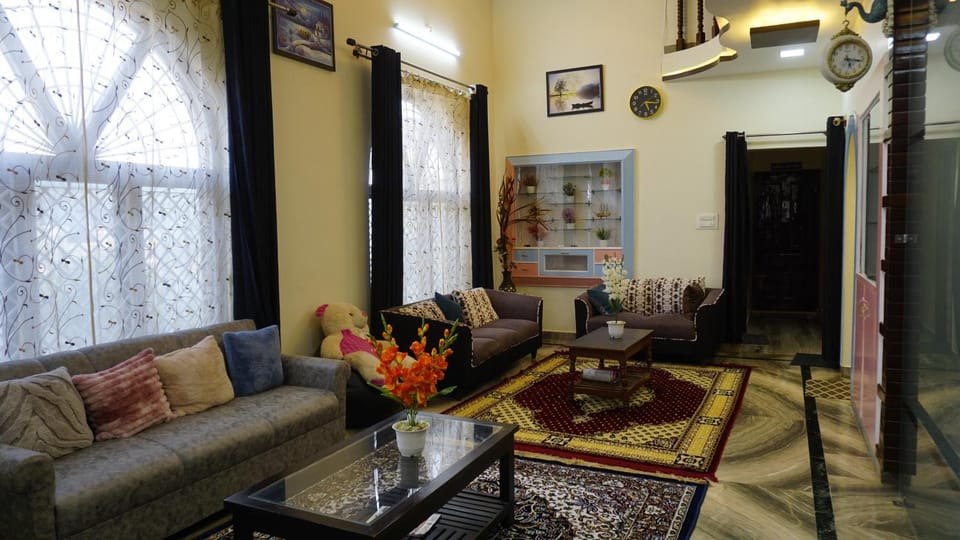 Communal lounge/ TV room, Lobby or reception
