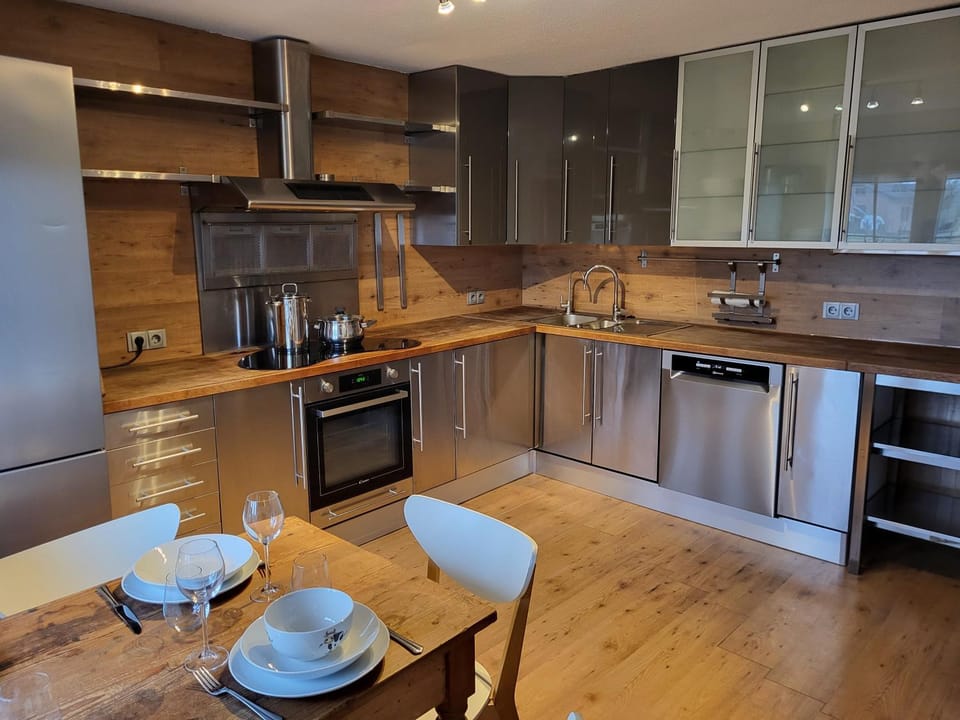 Coffee/tea facilities, Kitchen or kitchenette, dishwasher, stove, toaster