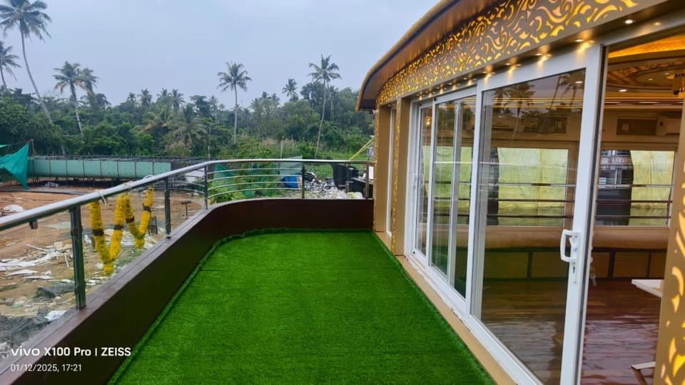 Royal Carribean HOUSEBOAT Docked boat in Alappuzha